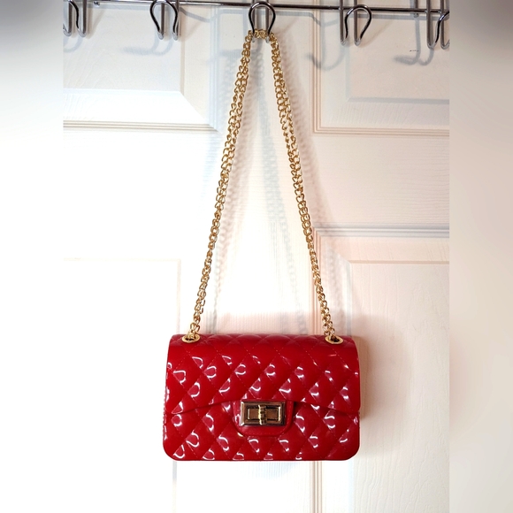 Red vegan plastic small purse with gold metal chain nwot - Picture 1 of 13